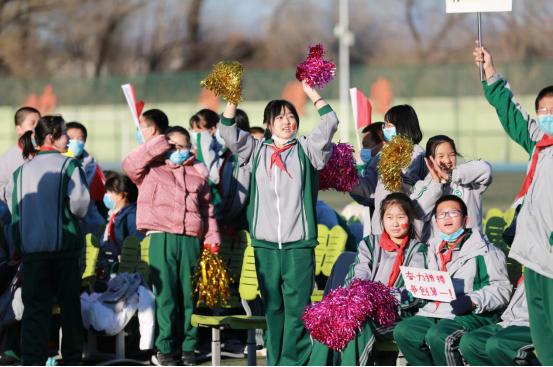 寒冷的冬夜挡不住奔跑脚步,寒冷挡不住小朋友的运动热情