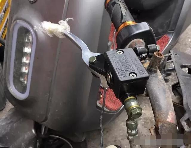 碟刹刹车把很硬还是感觉刹不住车,摩托车碟刹很硬但刹不住怎么回事