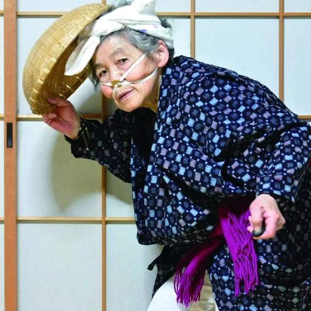 90岁日本老奶奶，酗酒飙车碰瓷，爱上自拍，人生乐趣多了100倍