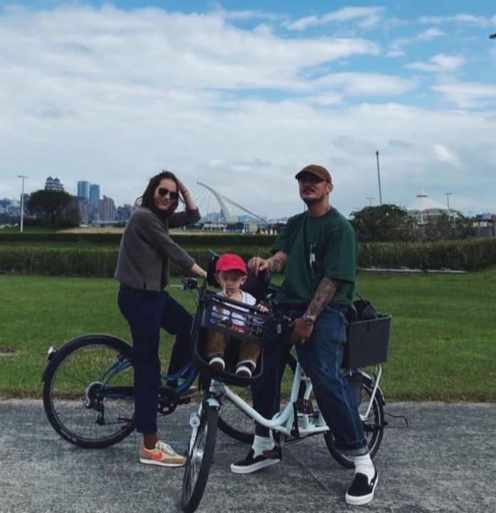 余文乐婚后发福夫妻同框像隔辈,余文乐发福变普通大叔