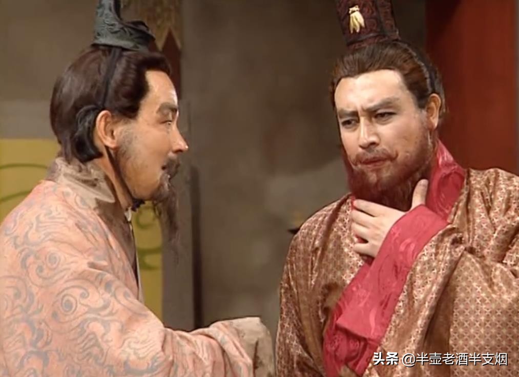 诸葛亮跟刘备谈论关羽,刘备和诸葛亮会怎么对待关羽