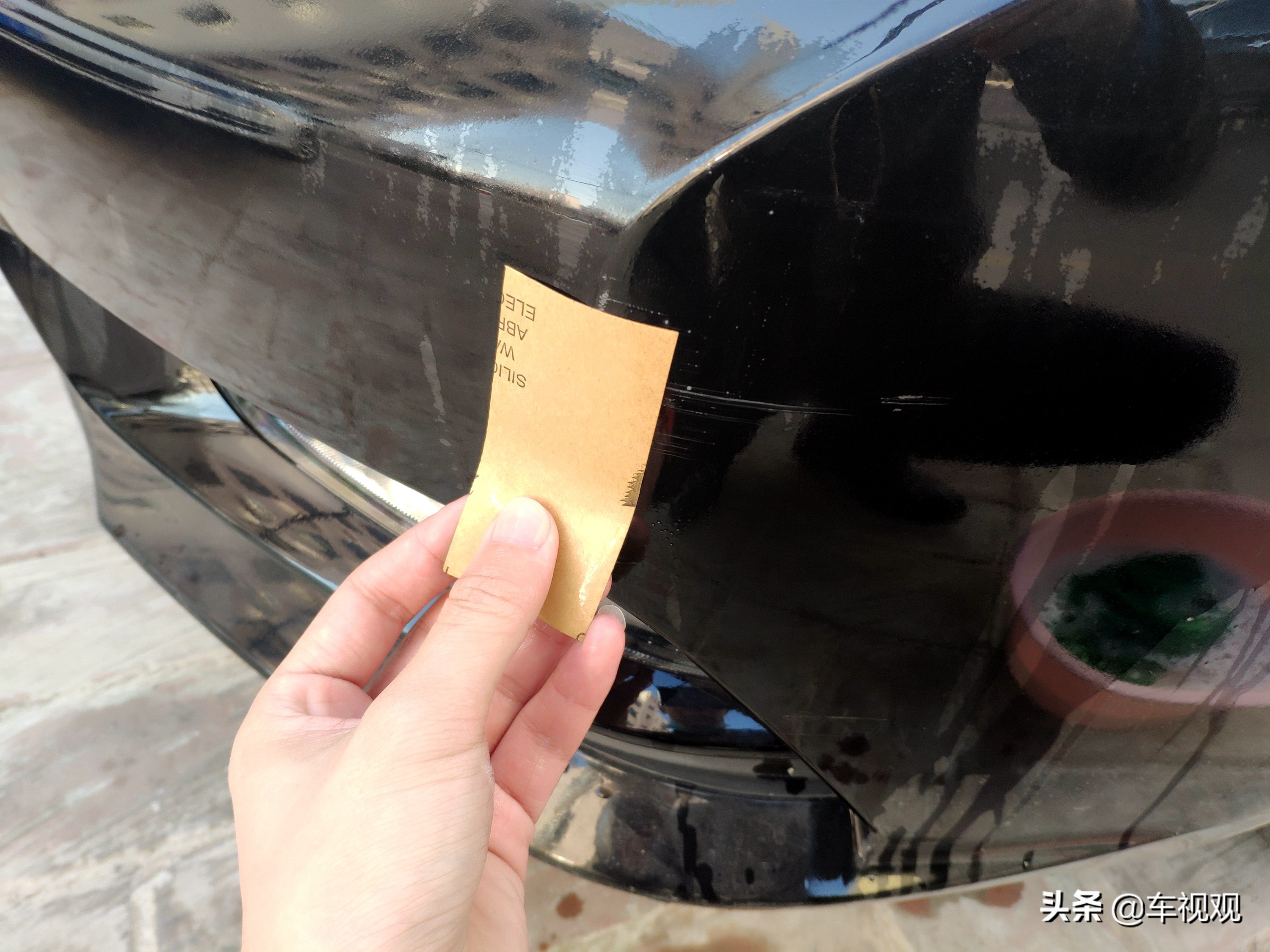 刮蹭车漆修补喷漆流程,黑车漆被刮怎么用自喷漆修复