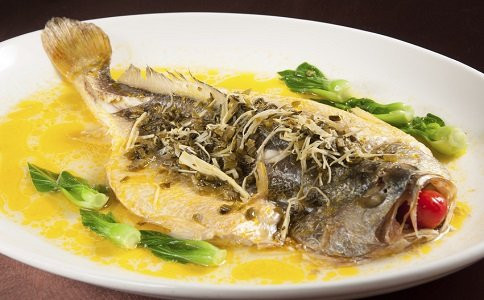 清蒸鱼好吃好做一个秘诀就搞定,清蒸鱼这样做鲜嫩爽口