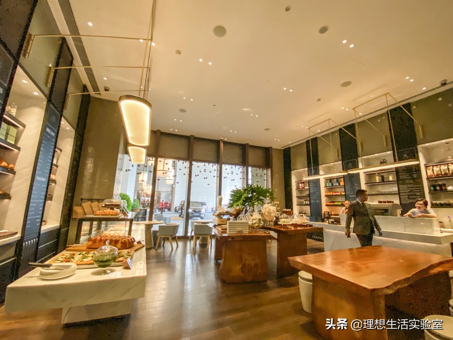 住在广州瑰丽酒店看外面风景,广州瑰丽酒店看到整个广州夜景