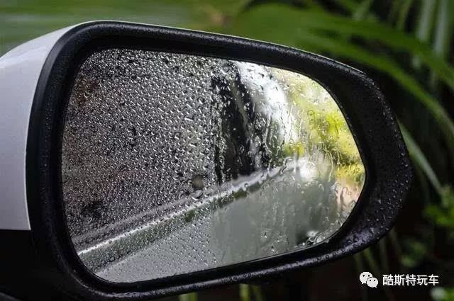 后视镜下雨天怎么防水泡,下雨后视镜看不清防水贴