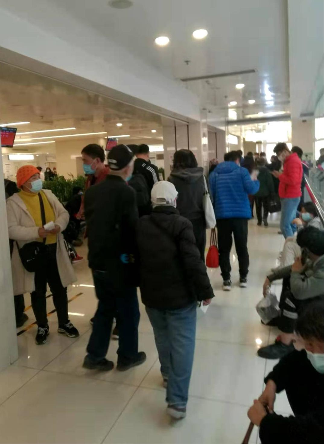 看病有多难，看看门诊大厅的人流，头就大