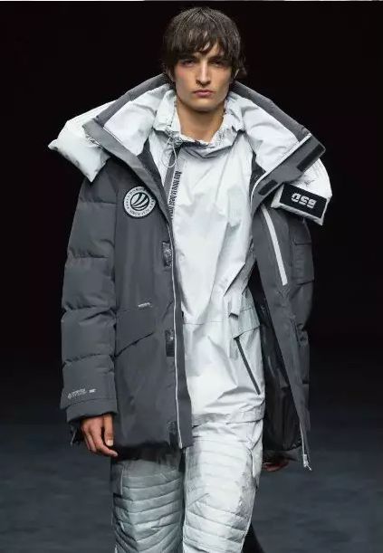 为了抢全球大咖都在翻牌的羽绒服，我差点挤晕在波司登...