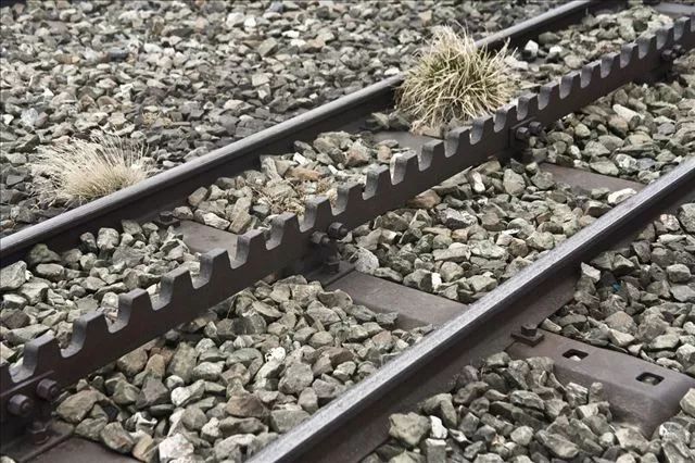 轨道下的碎石子是啥？为啥火车轨道下面要铺，高铁轨道上却不用