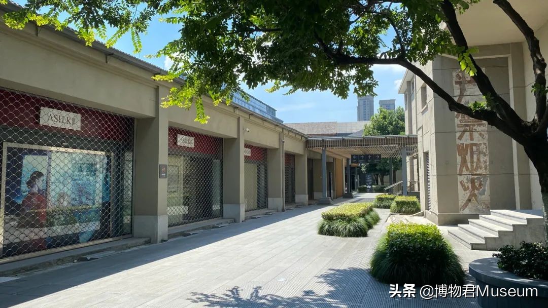 物开一刃为“刀”，两面*刃开**为“剑”，双刀相交为“剪”