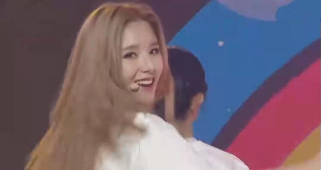 韩国女团穿“开裆裤”唱跳!露黑色*裤底**显不雅,迷惑穿搭遭吐槽