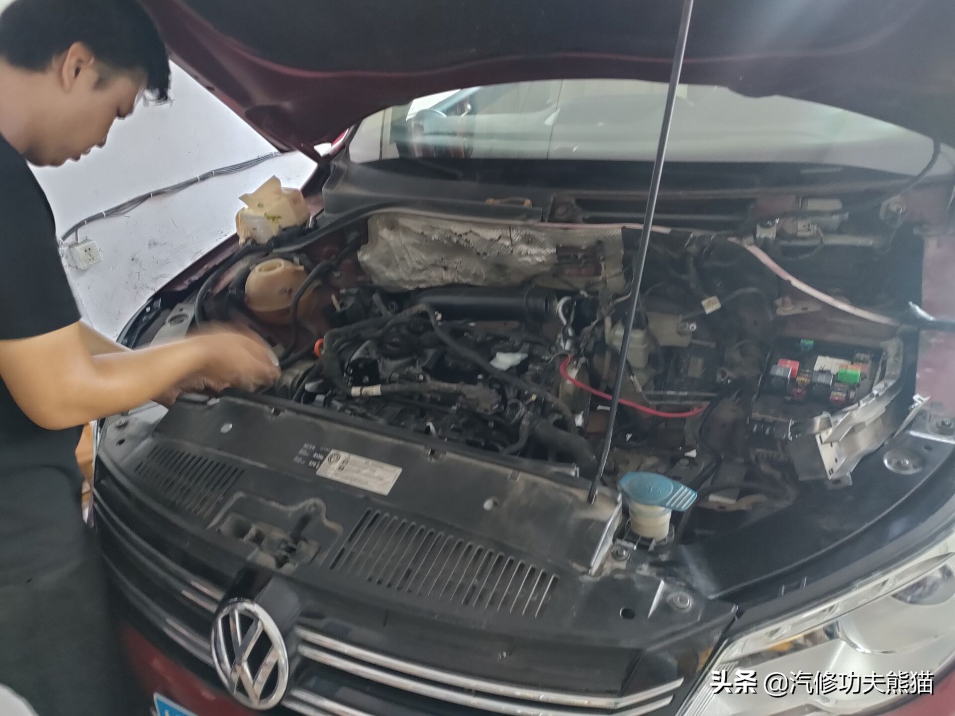 老途观发动机漏油维修,老途观涡轮增压器漏油维修多钱