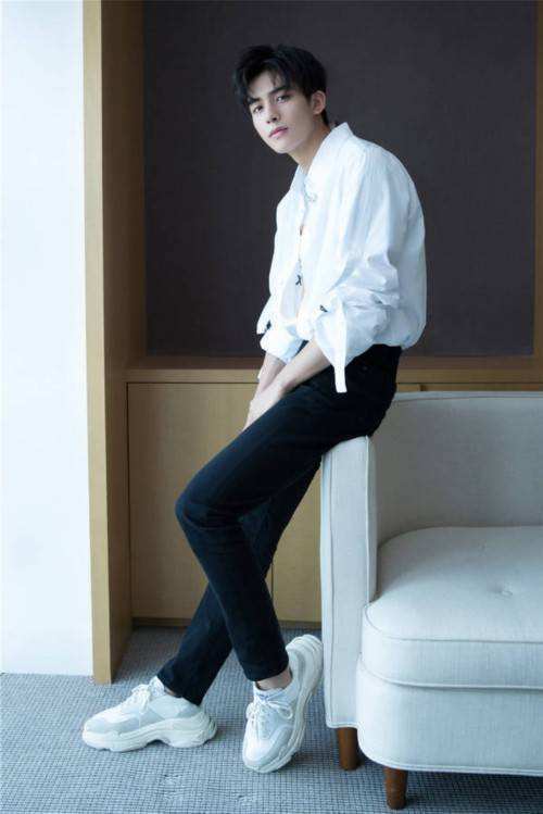 宋威龙毕雯珺谁好看,宋威龙和毕雯珺穿一样衣服