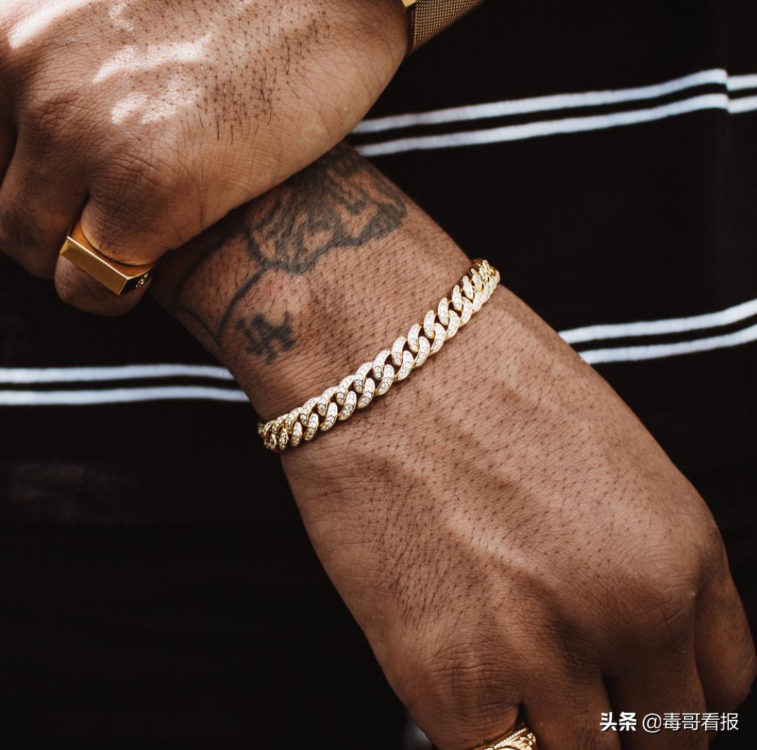 简约的首饰往往是穿搭的必杀技,首饰穿搭