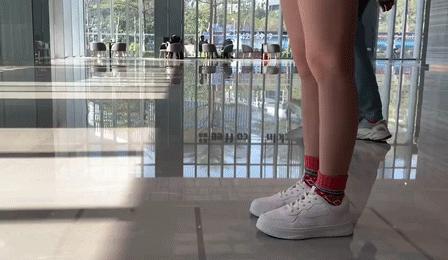 1秒就能变色的小白鞋，只要139元的价格，穿出两双鞋子的效果