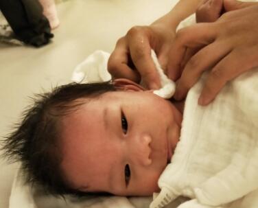 奶水过多宝宝不爱吃?这几招教你轻松应对