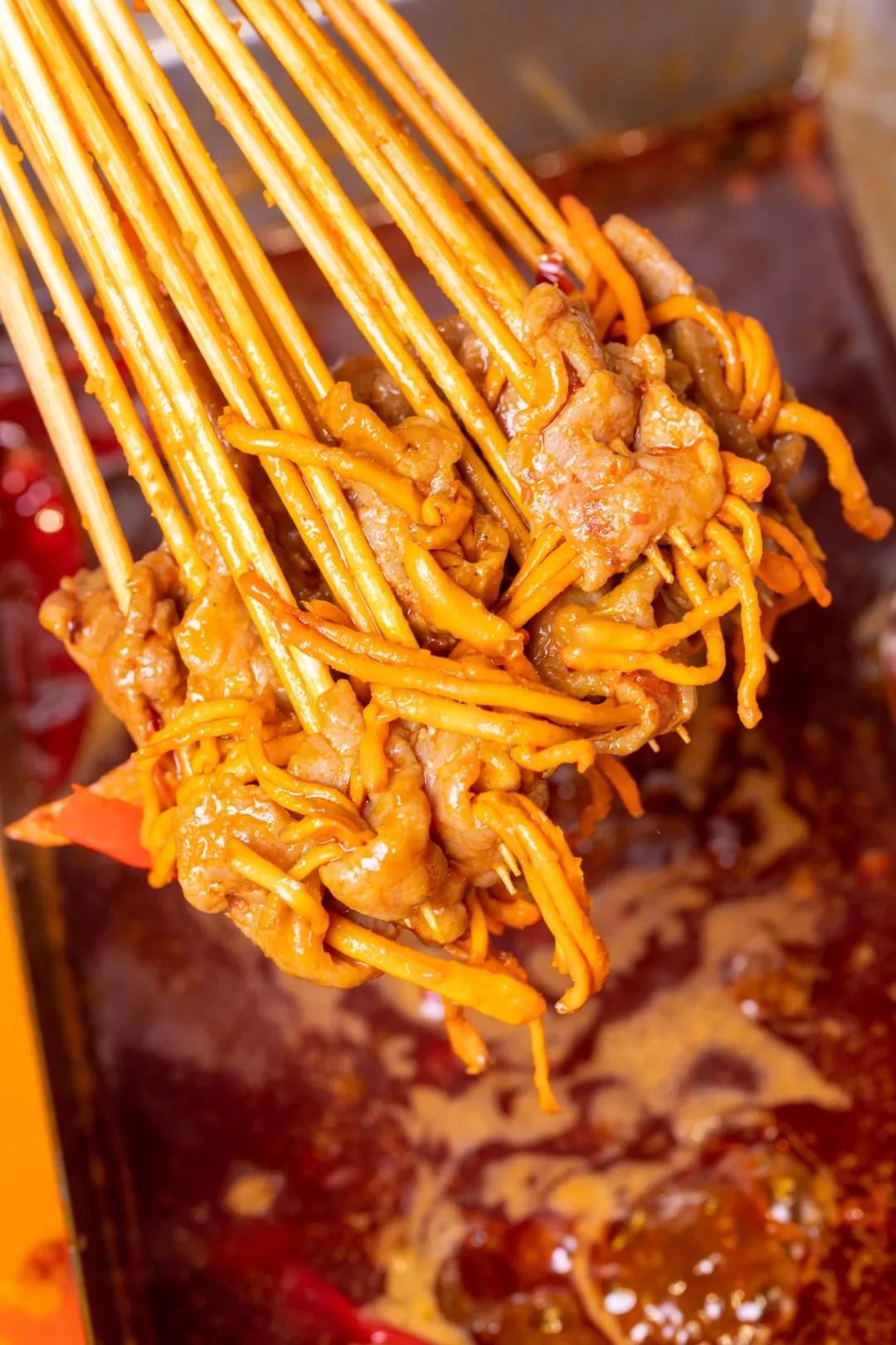 只此一家的牛腩串串火锅C位出道，19块9请你放肆开涮