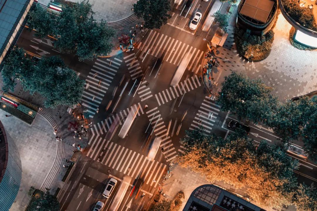 别争了,这条马路才是魔都内卷之王