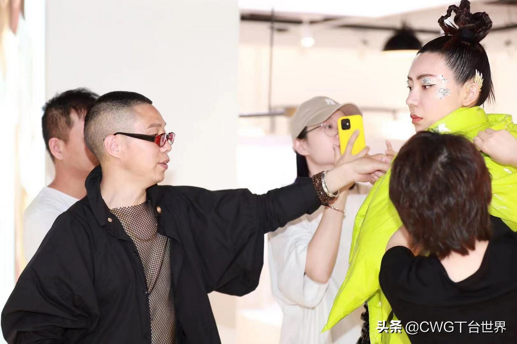 亦帛时尚羽绒服是品牌吗,亦帛时尚2021冬羽绒服发布会