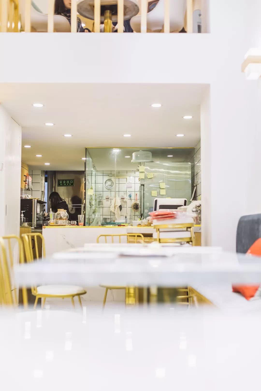 体育西这间甜品店，一屋子都是鲜花，还没有正式菜单……