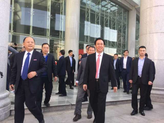 为这瓶水他砸下60亿，豪言一年要赚3百亿，结果18亿打折卖掉