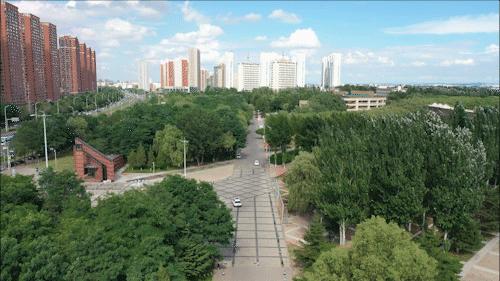 母校前面的广场是什么广场,母校校门设置