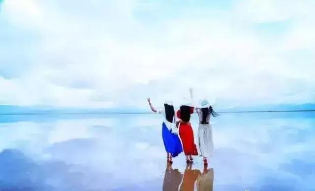 带您探索神秘大西北，一湖倒影一湖诗，半湖金色半湖