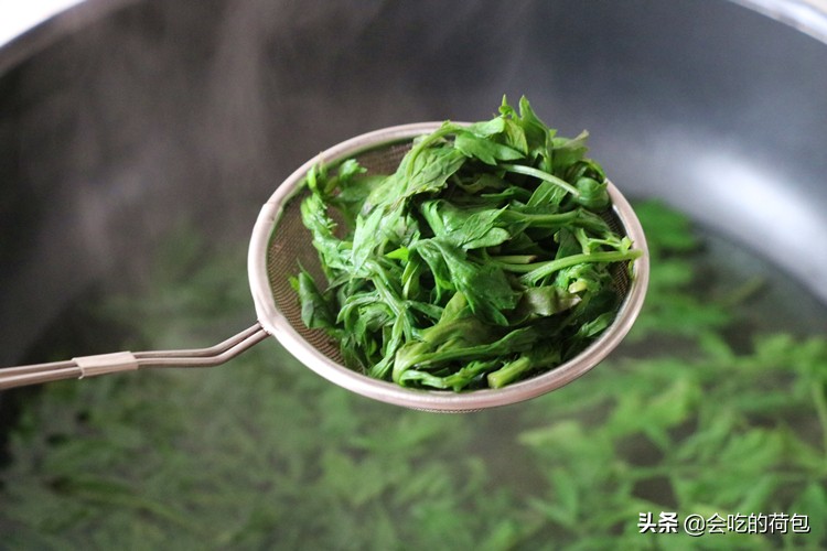 80岁奶奶教我用艾叶煮鸡蛋作用,鸡蛋和艾叶煮水喝有什么功效