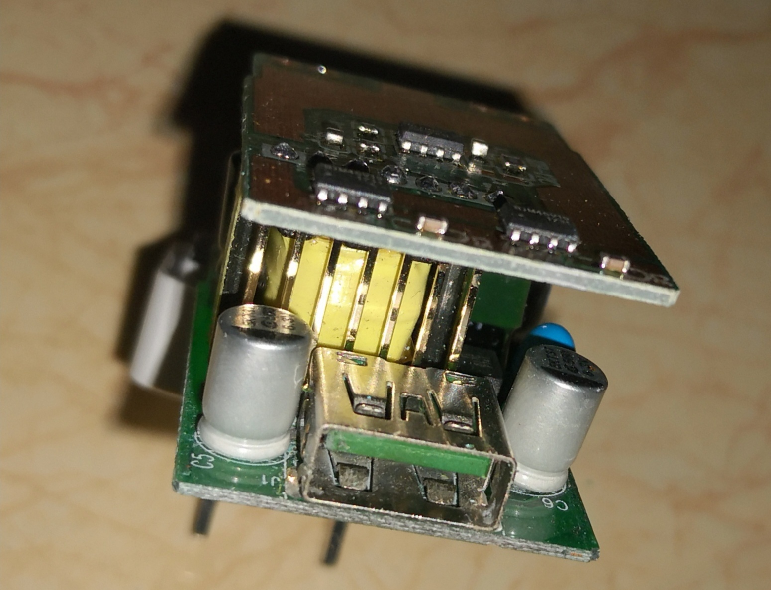 山寨也越来越舍得花成本了！拆解一个高仿的山货OPPO充电头