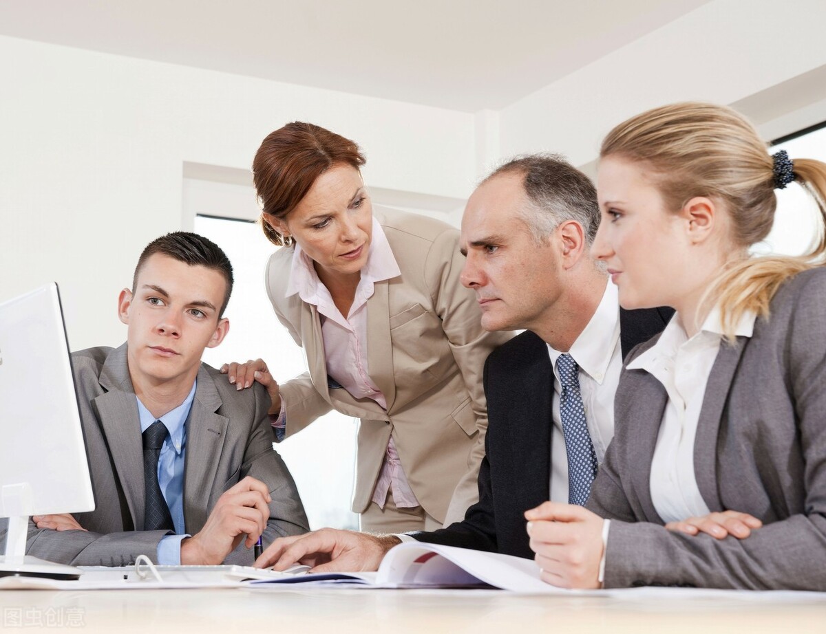 你正在接待激动的*访上**者，领导突然20分钟后要来视察，该怎么办？