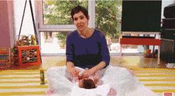 婴儿脖子皮肤比较黄是啥原因,婴儿脖子上起鸡皮是怎么回事