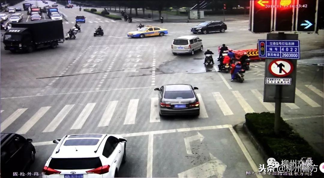 右转路口里面车道有红绿灯怎么走,路口左转和右转没有红绿灯怎么走