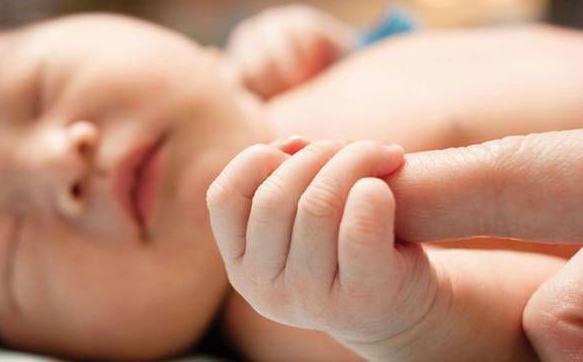 3个月宝宝薅妈妈头发是怎么回事,宝宝薅头发怎么正确引导