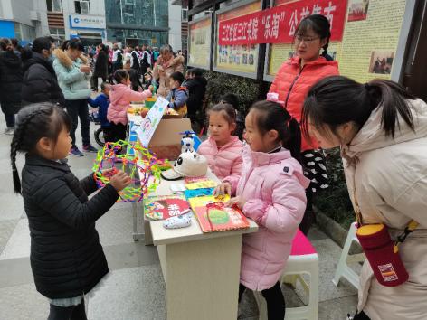 三江社区三江书院举办“乐淘”公益集市
