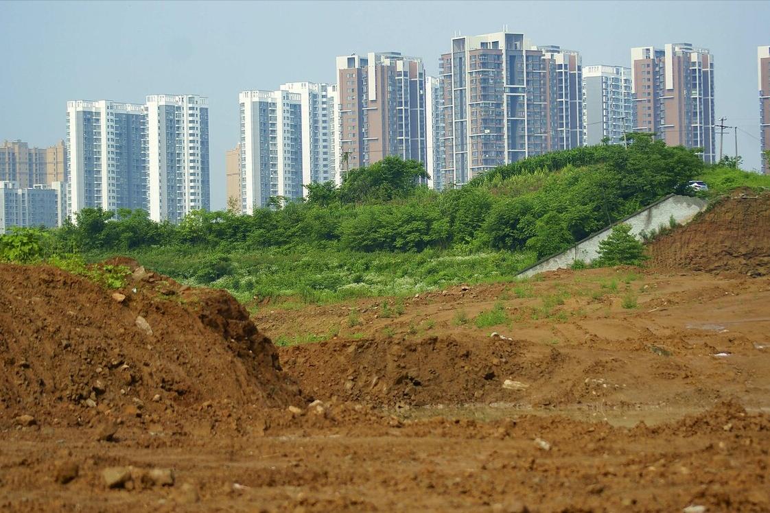 2004年深圳买地建房,在深圳买下28套房后来他怎样了