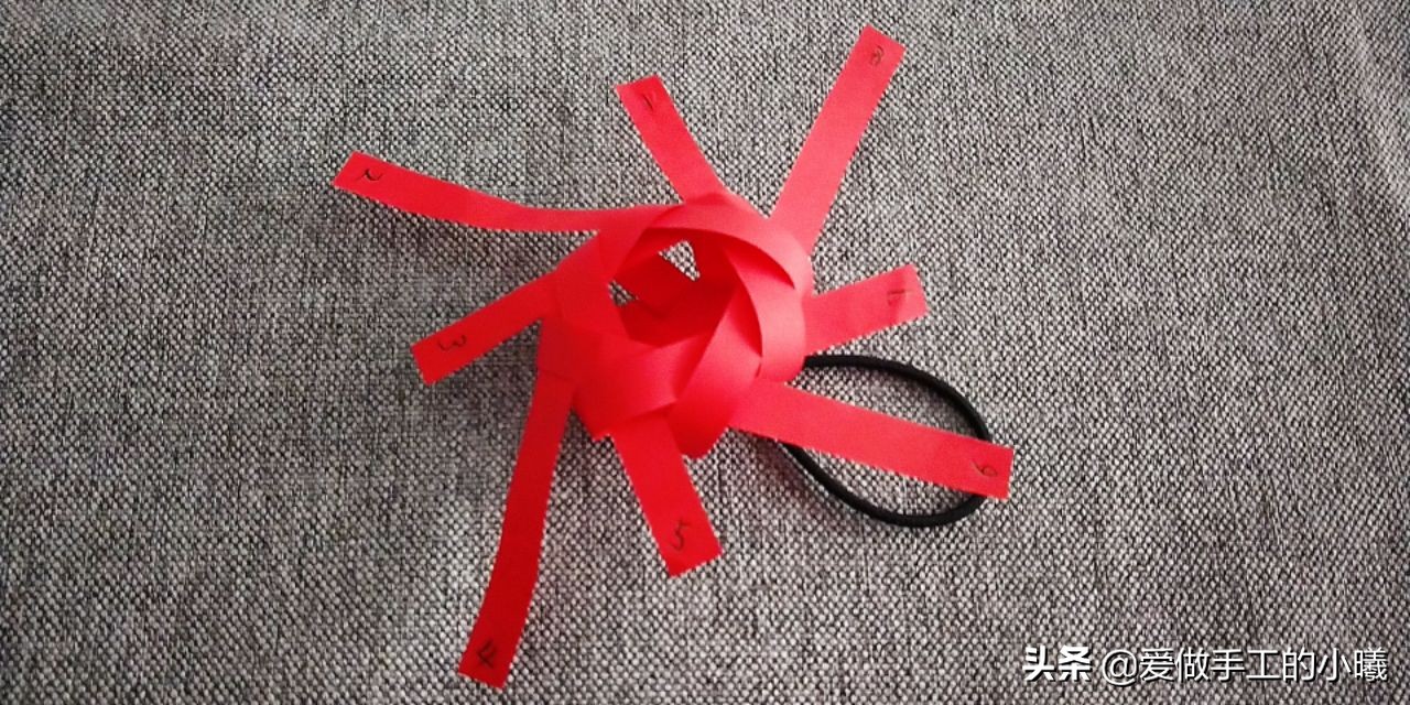 用折星星的纸条做灯笼,用纸条折红红的小灯笼