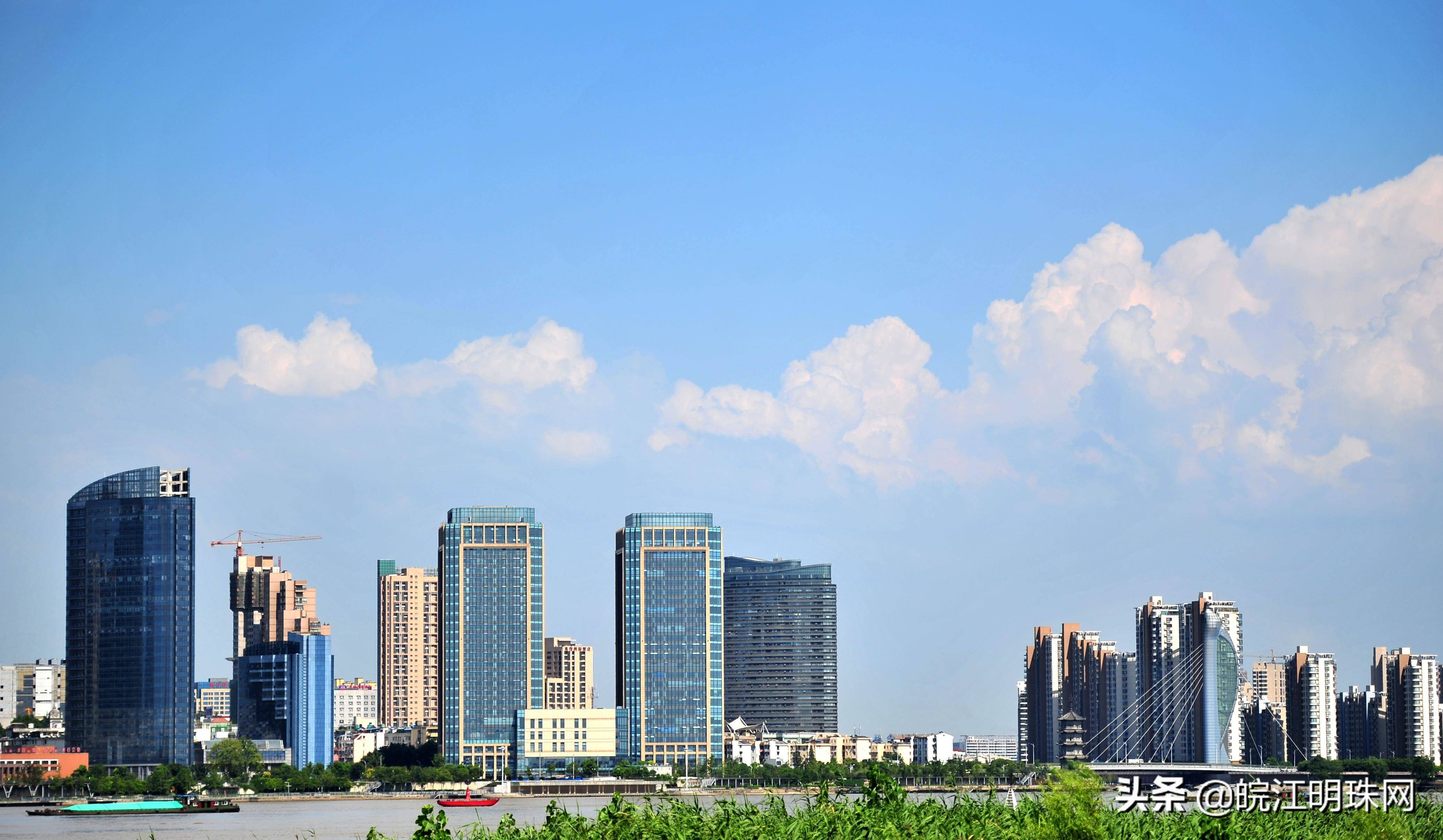 勇立潮头砥砺奋进文章,勇立潮头敢为人先作品