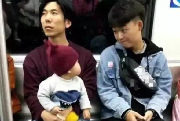 “花痴宝宝”火了,地铁上“狂撩”小哥哥,宝爸:难道我不帅?