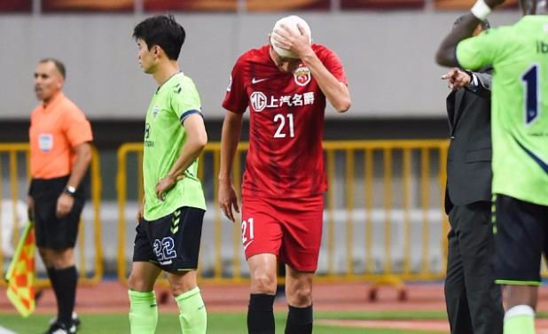 亚冠争议一幕:于海头缠纱布渗血怎么办?上港队医贴红纸糊弄