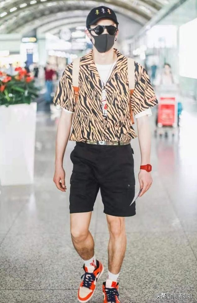 男人过了40岁,买短袖要谨记“3不要”,显得俗气廉价,谁穿谁丑