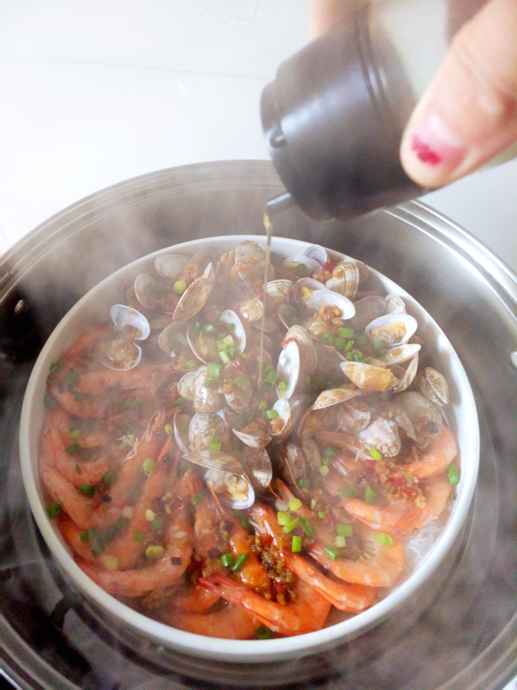 自己下厨做花甲鲜虾生蚝粉丝煲,小白锅做蒜蓉花甲粉丝煲家庭版