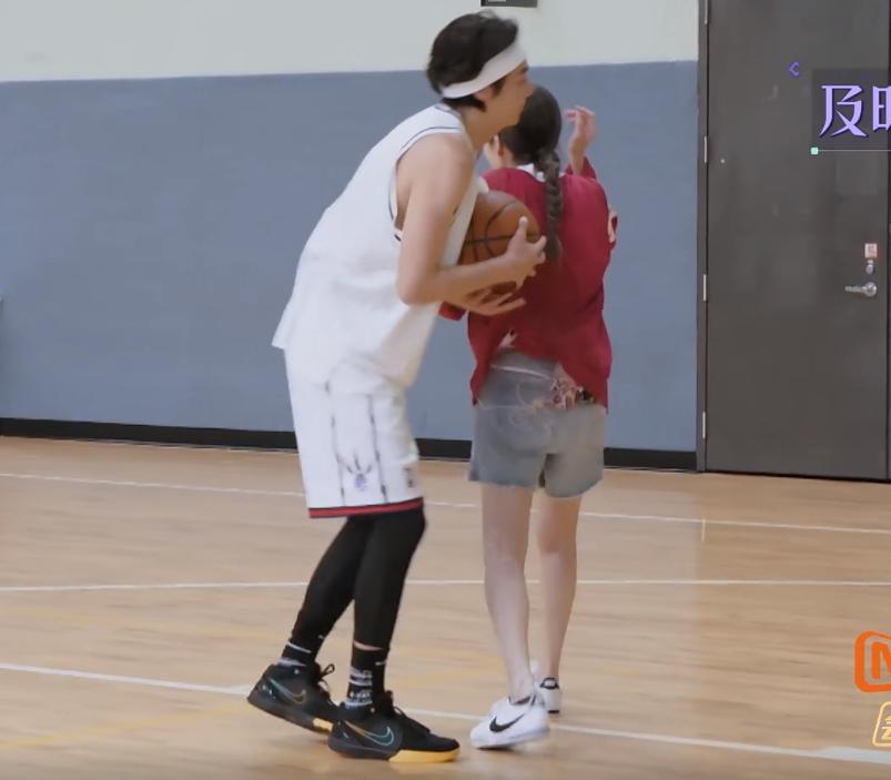 黄皓投篮砸到萧亚轩肚子，女神生气，小男友双手捂头像犯错小朋友