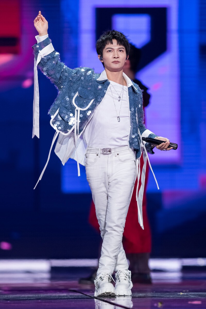 周深服装搭配牛仔服,周深牛仔裤穿衣搭配图