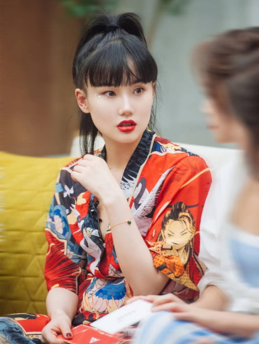 黄龄穿搭机能风衣,lisa黄龄穿搭