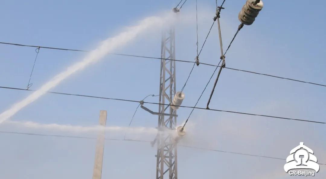 他们为14万支绝缘子集体“洗澡”