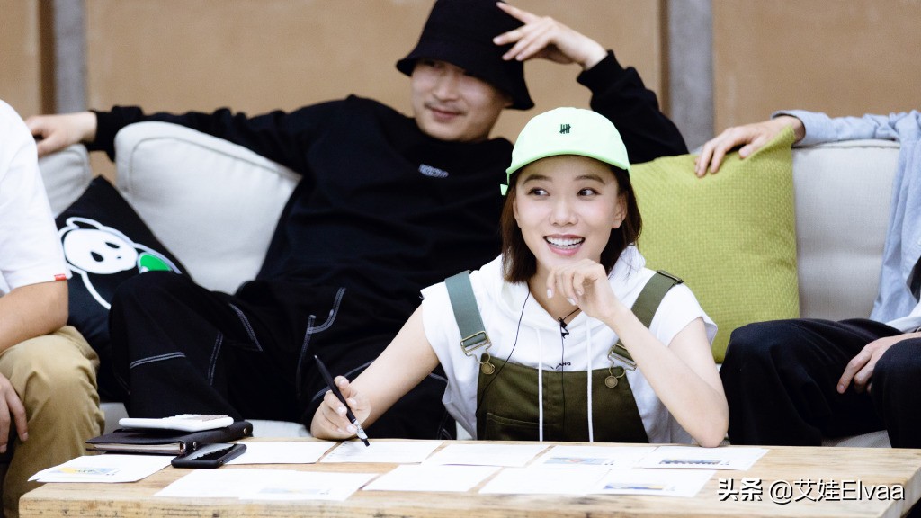 王珞丹一身俏皮装扮,王珞丹绿装