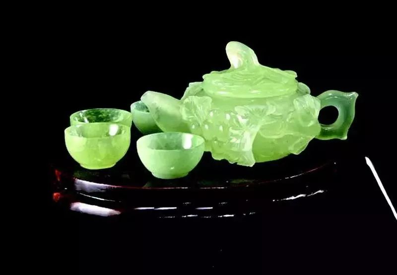 好品质的岫玉和差品质翡翠哪个好,岫玉与翡翠的鉴别方法有哪些呢