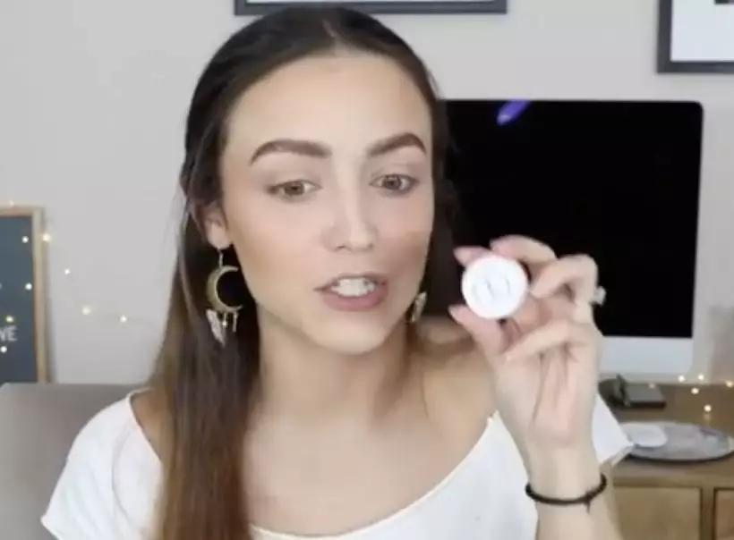 佟丽娅将任春晚主持，却被质疑稳输董卿？但在妆容上她确实赢了..