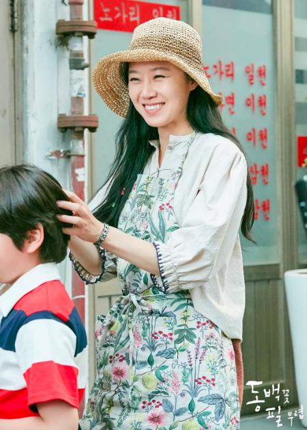 孔孝真《山茶花开时》穿搭盘点，背带裤叠穿好时髦