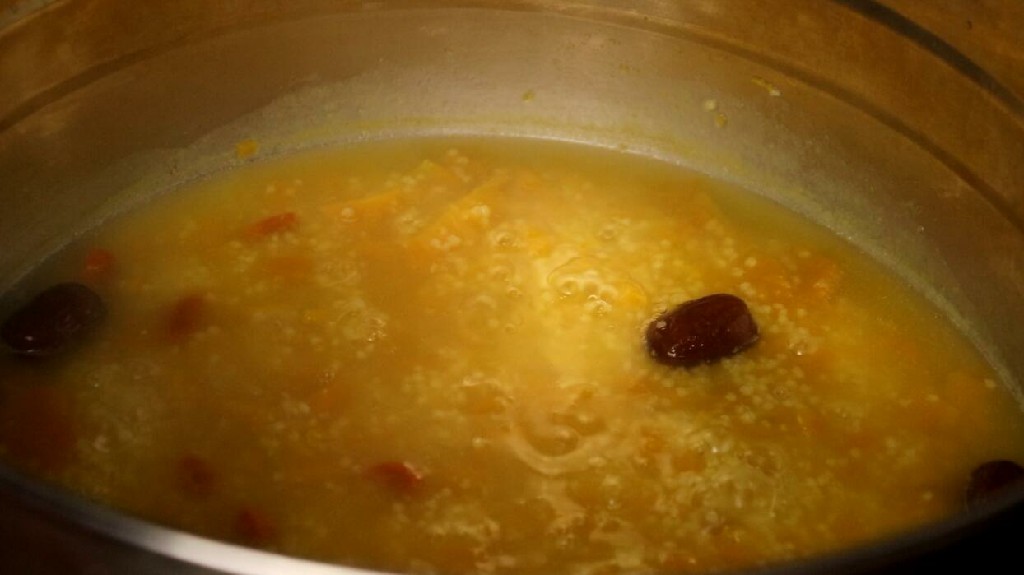 做小米南瓜粥时，多加这一步，小米粥浓稠又香甜，天凉了来一碗