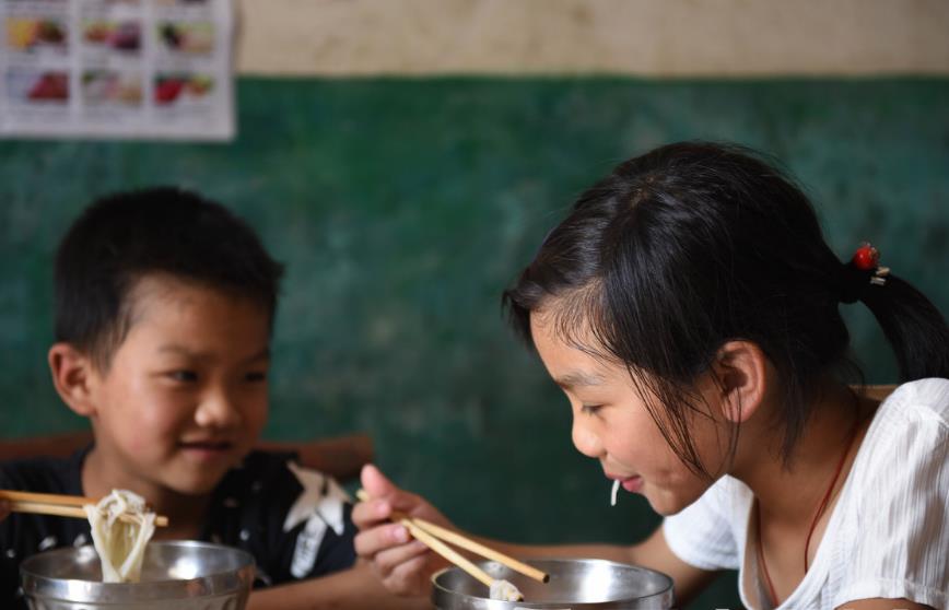 “又小心眼儿了吧？你都这么大了，弟弟还小，偏一下他又怎么了”